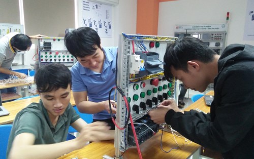 Buổi thực hành Lắp đặt tủ điện của các sinh viên Tự động hóa - Đại học Đông Á