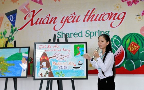 Chương trình vé xe Tết và đấu giá tranh mang “Xuân yêu thương” của Đại học Đông Á