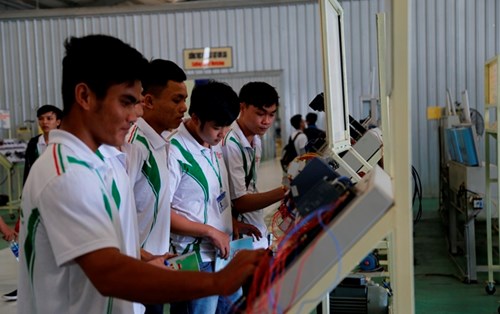 Sinh viên khoa KT Điện Ô tô tham quan nhà máy Trường Hải