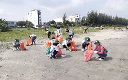Sinh viên Đại học Đông Á bảo vệ môi trường biển 