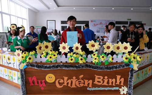 Sinh viên Đại học Đông Á: Tủ sách cho bệnh nhi ung thư Đà Nẵng