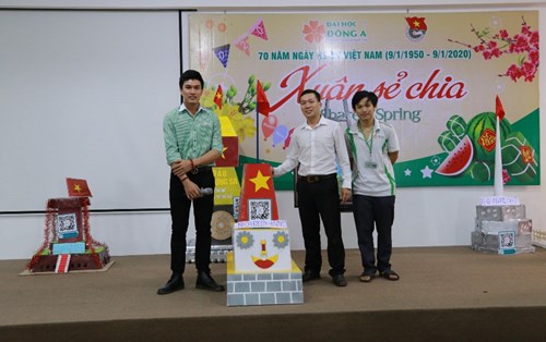 “Xuân sẻ chia” mang 238 vé xe Tết đến sinh viên khó khăn 16 tỉnh miền Trung