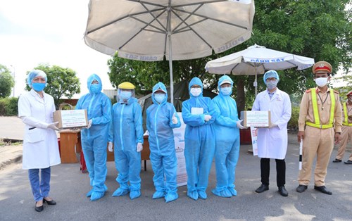 ĐH Đông Á trao tặng hàng trăm chai dung dịch sát khuẩn khô cho các lực lượng tại 7 chốt chặn cửa ngõ thành phố
