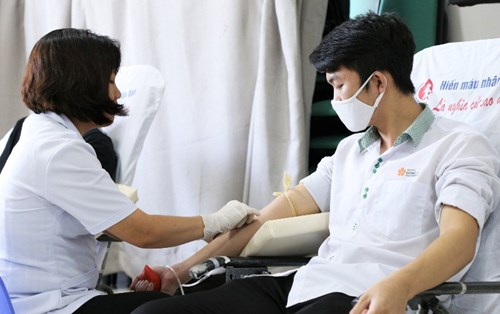 Đại học Đông Á cùng hiến máu "sẻ chia từ trái tim"