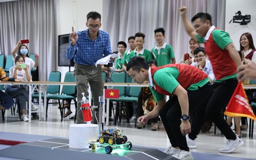 Hào hứng cuộc thi robot “Chung tay đẩy lùi Covid-19” của khoa Điện - Điện tử