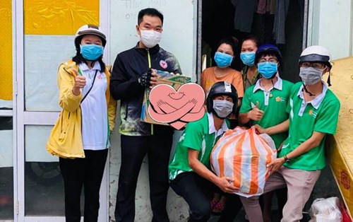 Đoàn Thanh niên ĐH Đông Á tiếp sức nhu yếu phẩm đến sinh viên khó khăn đang ở trọ tại Đà Nẵng mùa Covid-19