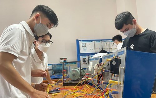 Giờ thực hành tại phòng Thực hành Điện - Khoa Điện và Tự Động Hóa