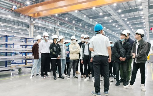 Tham quan nhà máy sản xuất phụ kiện máy bay tại Khu công nghệ cao Đà nẵng