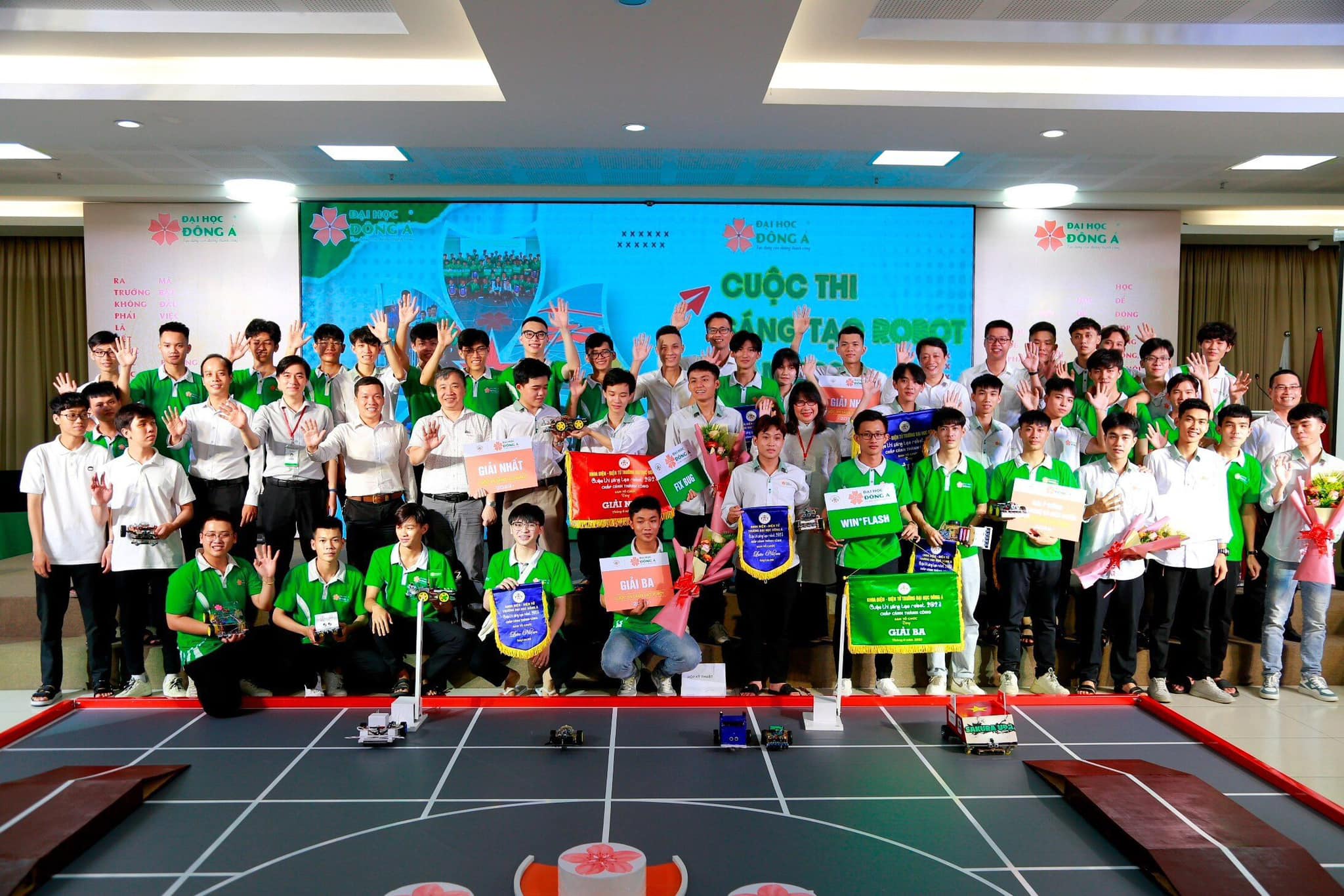 Sôi nổi cuộc thi Robot chủ đề " Chắp cánh thành công" tại ĐH Đông Á