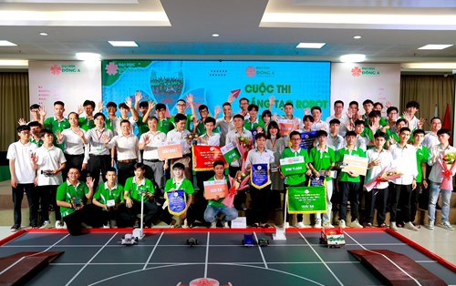 Sôi nổi cuộc thi Robot chủ đề " Chắp cánh thành công" tại ĐH Đông Á