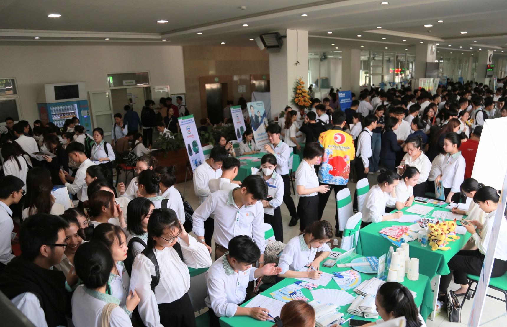 Ngày hội việc làm 2024: Trao hàng ngàn cơ hội đầu ra việc làm cho sinh viên Đại học Đông Á