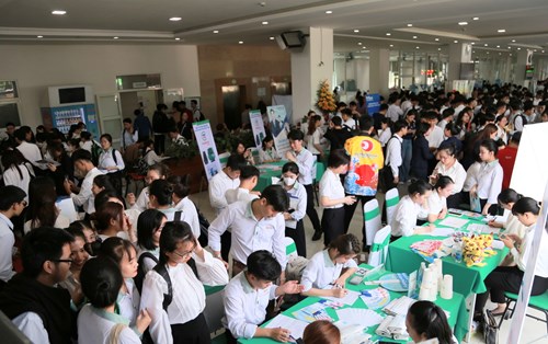 Ngày hội việc làm 2024: Trao hàng ngàn cơ hội đầu ra việc làm cho sinh viên Đại học Đông Á