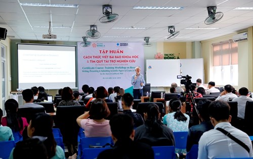 Tập huấn về "Cách thức viết bài báo khoa học và cách tìm quỹ tài trợ nghiên cứu" 