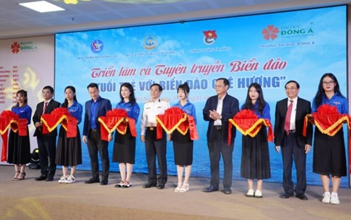 Triển lãm "Tuổi trẻ với biển đảo quê hương" tại Đại học Đông Á