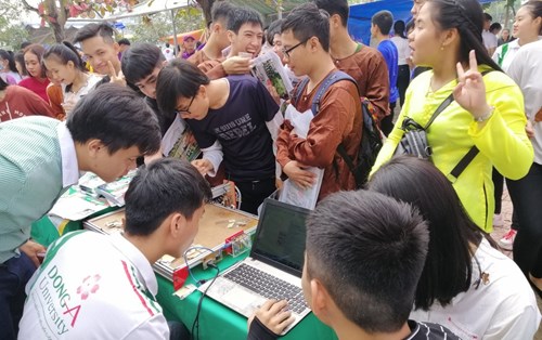 Gian hàng ĐH Đông Á tại Ngày văn hóa dân gian trường THPT Ngô Quyền
