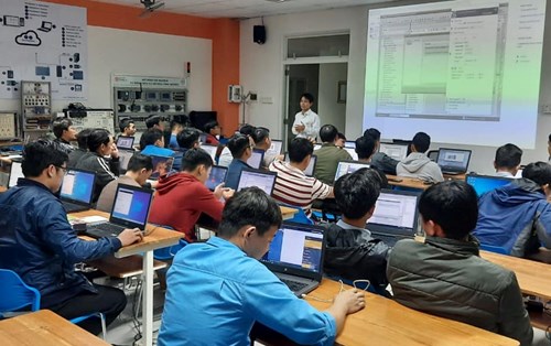 Lớp học môn SCADA do Dr. Châu Trương giảng dạy tại ĐH Đông Á