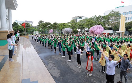Đồng diễn flash mob taị sân trường ĐH Đông Á