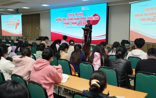 Sinh viên Đông Á với chuyên đề phòng, chống HIV/AIDS, tệ nạn xã hội