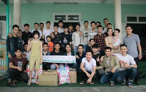 Hoạt động từ thiện của các SV Khóa 17 - Khoa Điện ĐH Đông Á