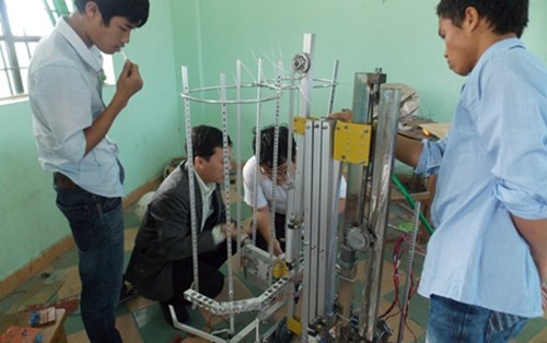 Thăm đội ROBOCON 2013 - Khoa Điện Điện tử - Trường ĐH Đông Á